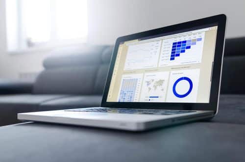 Bild eines Laptops mit Dashboard